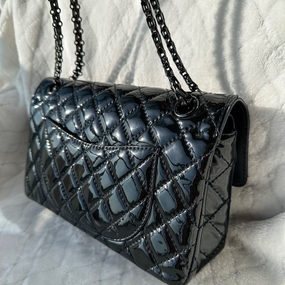 CHANEL 2.55 Reissue 225 Black Patent Quilted Calfskin Shoulder Bag - Picture 9 of 16